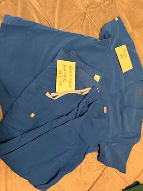 FIGS Women’s Scrub Set in Royal Blue